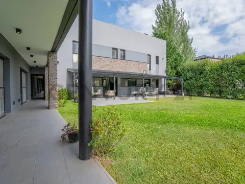 Casa en Venta con 4 cocheras