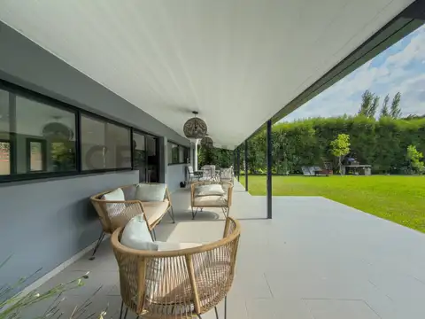 Casa 9 ambientes con 4 baños