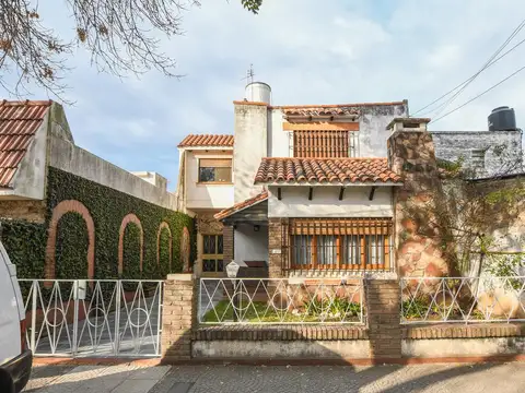 EN VENTA - CASA 4 DORMITORIOS CON COCHERA- BARRIO AZCUENAGA