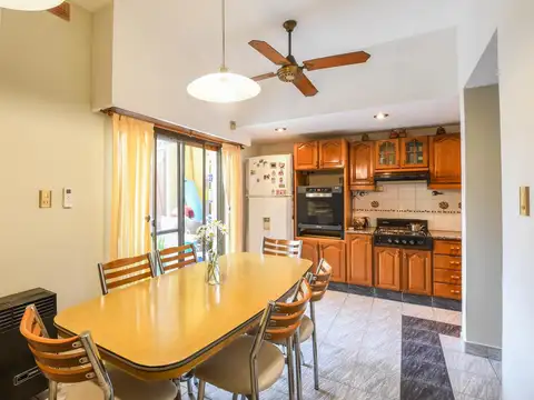 EN VENTA - CASA 4 DORMITORIOS CON COCHERA- BARRIO AZCUENAGA
