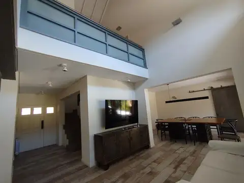 Casa en Venta con 3 cocheras