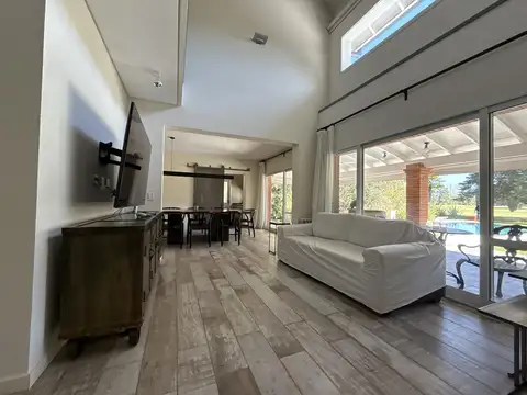 Casa en impecable estado y calidad, vista panorámica 3 dorm. Lote 800 m²