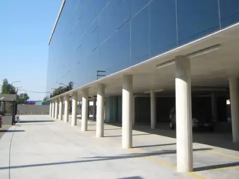 Oficina en Alquiler con 4 cocheras