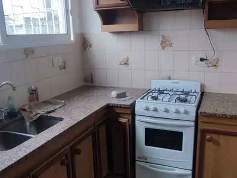 Av. 7 e/ 77 y 77 bis 2100, Piso 1
