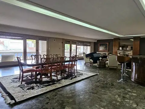 Imponente residencia en el corazón de Olivos.