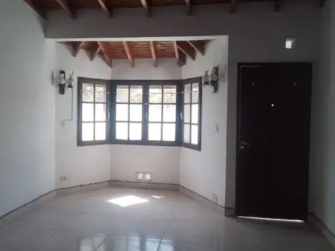 Casa 6 ambientes con 2 baños