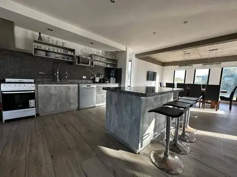 Casa 5 ambientes con 4 baños