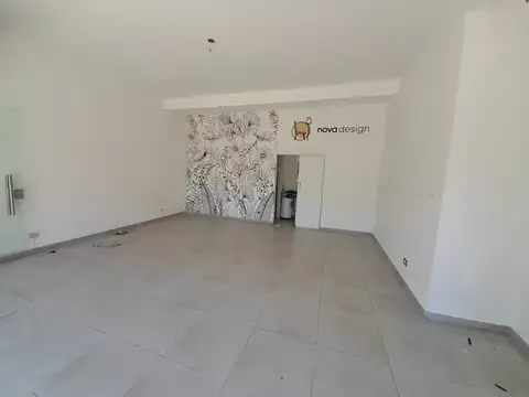 EXCELENTE LOCAL SOBRE CALLE IMPORTANTE EN CENTRO COMERCIAL 