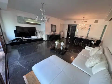 EXCELENTE PISO DE 4 AMB. CON DEPENDENCIA Y DOS COCHERAS.