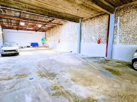Depósito de 260m² en Morón Sur a una cuadra de Av. Rivadavia con doble cortina y lugar para 10 autos