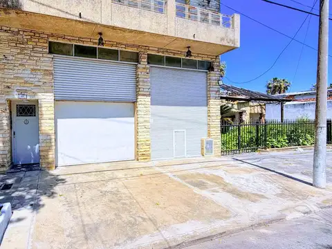 Depósito de 260m² en Morón Sur a una cuadra de Av. Rivadavia con doble cortina y lugar para 10 autos