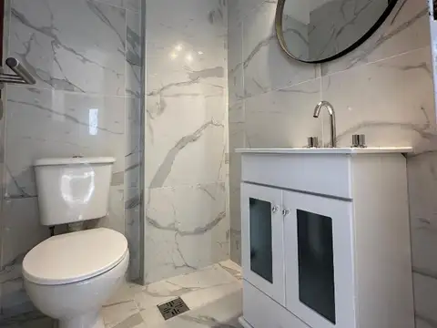 Departamento 3 ambientes a la calle con balcón francés.