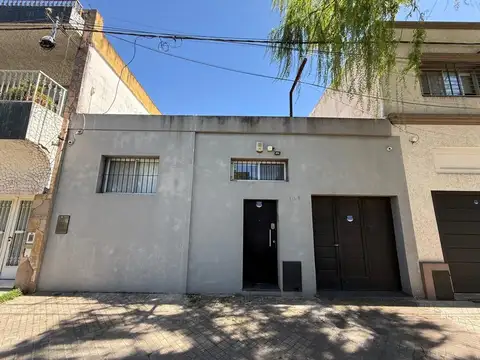 VENTA CASA/TERRENO CON PATIO Y COCHERA LUIS AGOTE