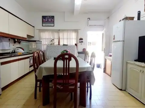 2 DEPTOS DE 2 AMBIENTES + 2 LOCALES VENTA BANFIELD