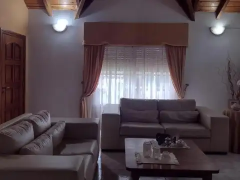Casa en Venta con 2 cocheras
