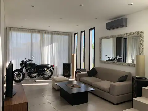 Casa en Venta con 2 cocheras