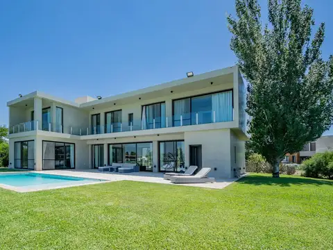Casa 7 ambientes con 5 baños
