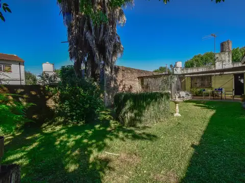 Venta casa lote propio tres ambientes con jardín y cochera Adrogué