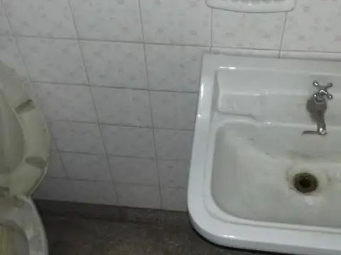 Local en esquina a 100 mts de Av. marquez de 50 m2 apox