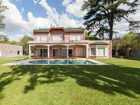 IMPONENTE CASA EN LAS LOMAS DE SAN ISIDRO