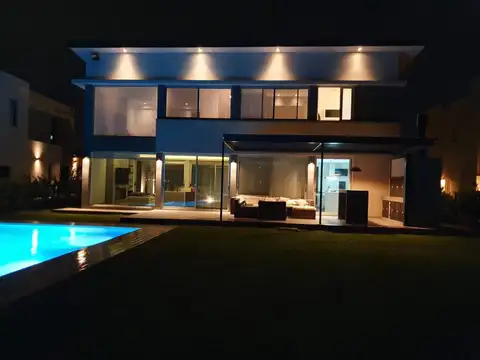 Casa 7 ambientes con 3 baños