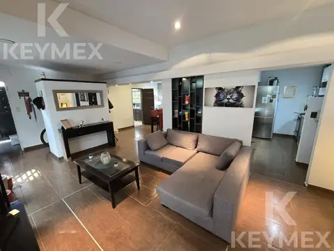 Casa en Venta con Consultorio Independiente en Los Hornos - 2/3 Dorm. y Gran Parque