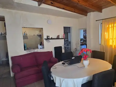 TIPO CASA AL FRENTE  4 AMBIENTES CON ENTRADA DE AUTO