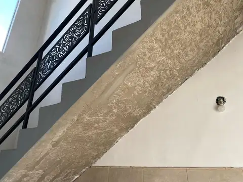 CASA 4 AMBIENTES CON LOCAL COMERCIAL MORON VENTA