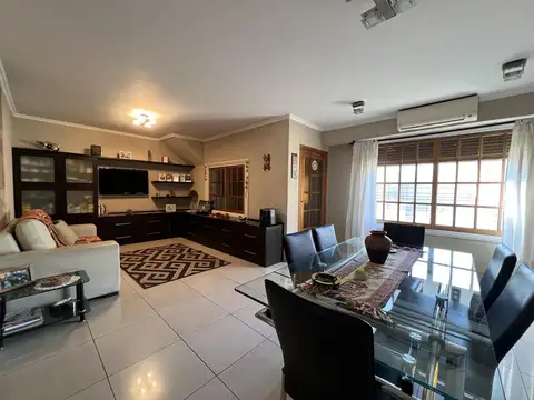 Casa Lote propio Posibilidad de Multifamiliar con fondo