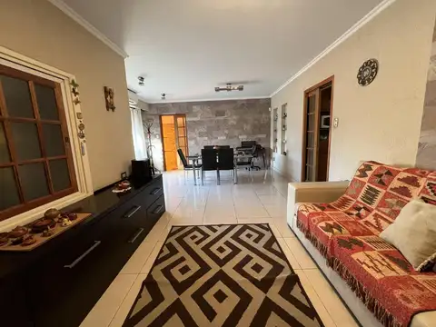 Casa 4 ambientes con 2 baños