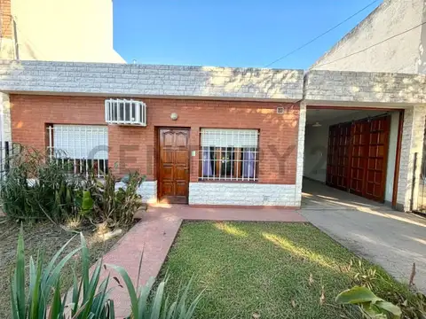 IMPECABLE CASA LISTA PARA MUDARSE | 2 dormitorios, amplio patio y doble cochera. VENADO TUERTO