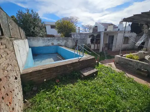 VENTA CASA INTERNA DE DOS DORMITORIOS COCHERA Y PATIO VERDE CON PILETA
