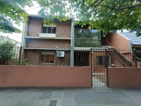 Casa de 2 plantas o vivienda para 2 familias. Zona residencial con cercanía a Av. José María Paz, 15 cuadras de estación. (GD-101)