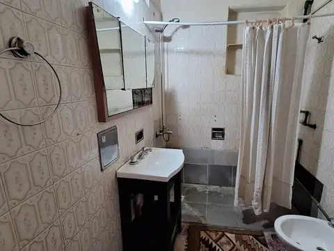 Casa 6 ambientes con 2 baños