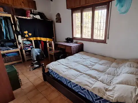 Casa de 2 plantas o vivienda para 2 familias. Zona residencial con cercanía a Av. José María Paz, 15 cuadras de estación. (GD-101)