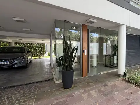 DR ROMULO S NAON 1800, Piso 1