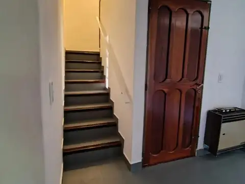 Casa 8 ambientes con 2 baños