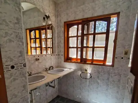 Venta de  Casa Duplex  en Villa Cabrera con  4 dormitorios y escritura Apto Crédito