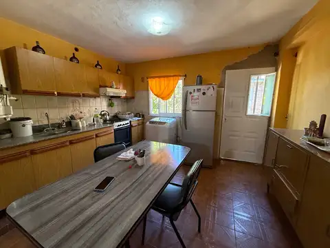 Casa tipo tres ambientes con cochera, 10 cuadras estacion Jose C Paz