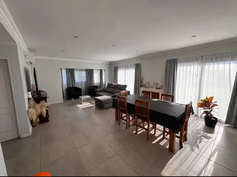 Casa en Venta en Loma Verde, USD 380.000