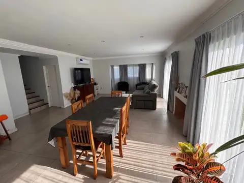 Casa 7 ambientes con 5 baños