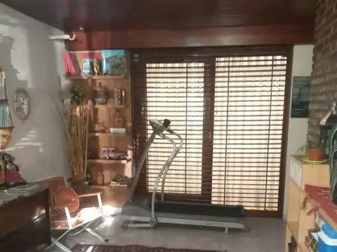 EXCELENTE CASA EN EL CENTRO DE ADROGUE