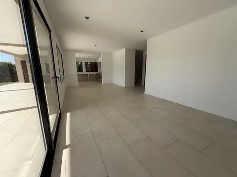 Casa en Alquiler con 5 cocheras