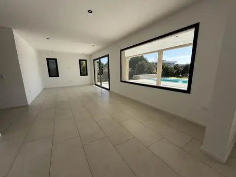 Casa 6 ambientes con 5 baños