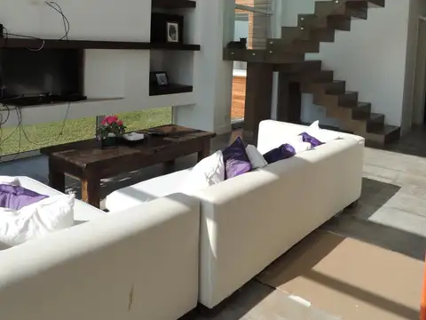 Casa en Alquiler Temporal con 2 cocheras