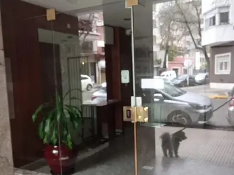 Alquiler 3 amb. mas dependencia o escritorio. Frente con Balcón. Calasanz 200, piso 2