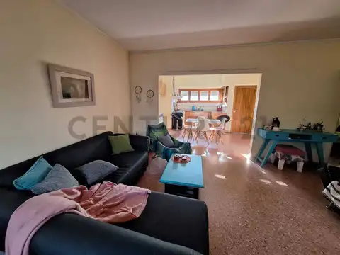DEPARTAMENTO EN VENTA DE TRES AMBIENTES, PATIO Y BALCON AL FRENTE