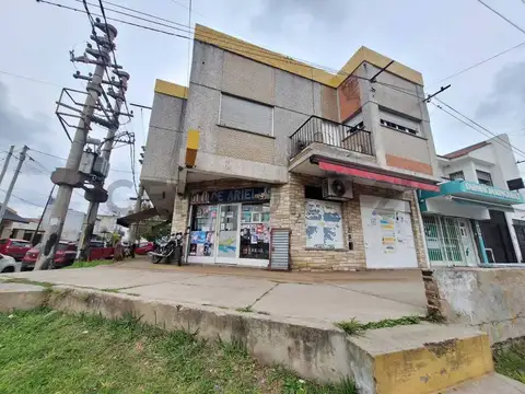 DEPARTAMENTO EN VENTA DE TRES AMBIENTES, PATIO Y BALCON AL FRENTE