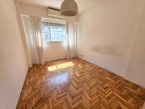 2 AMBIENTES al FRENTE, con BALCON...INMEJORABLE UBICACIÓN 