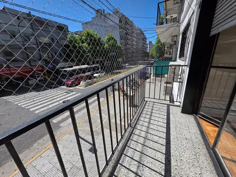 2 AMBIENTES al FRENTE, con BALCON...INMEJORABLE UBICACIÓN 